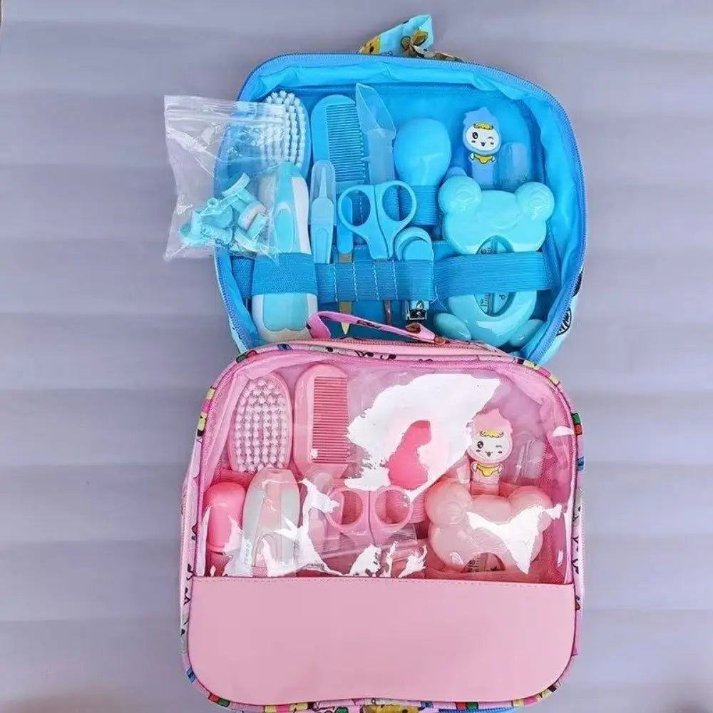 Baby-Pflegeset im 13-teiligen Neugeborenenpflege-Set mit Fächern in Pink und Blau sowie einem Plüsch-Bären-förmigen Nagelclipper, Kamm, Schere, Bürste und weiteren Pflegewerkzeugen.
