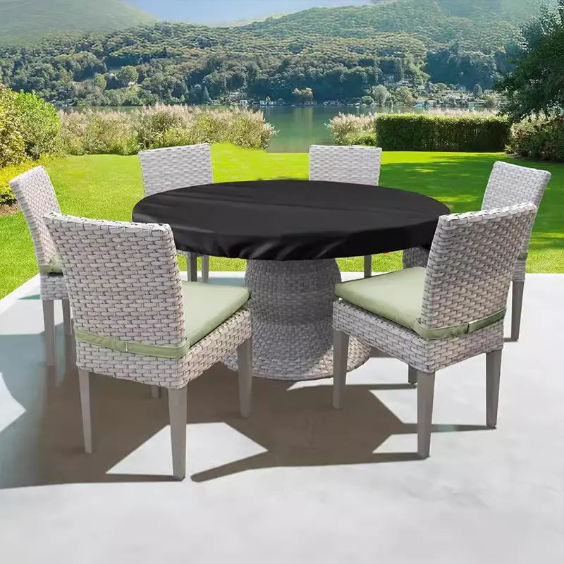 Funda de mesa de jardín al aire libre redonda impermeable en negro, fabricada con material resistente, mostrada desde el lado posterior.
