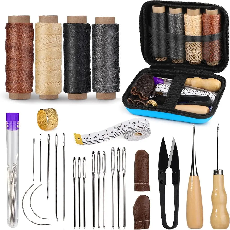 Trousse d’outils de couture en cuir à fermeture éclair bleue et noire contenant des bobines de fil ciré dans des tons brun, beige, noir, gris et tan, avec des noyaux en bois pour la maroquinerie.
