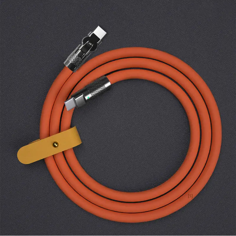 Oranges geflochtenes 120-W-Rotations-Silikon-USB-C-Kabel mit metallischen USB-C-Steckverbindern und gelbem Lederriemen.