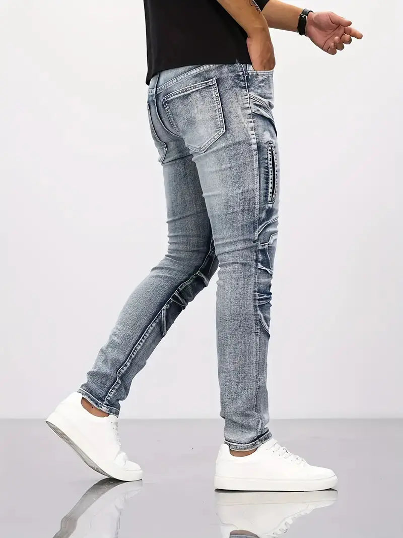 Jean biker en denim délavé avec coupe slim fit et détails de couture de style tactique dans un matériau déchiré.