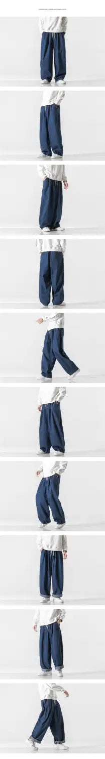 Pantalons en jean pour homme à jambes larges en bleu foncé, avec une coupe ample et une silhouette décontractée, ainsi que des poches latérales discrètes.