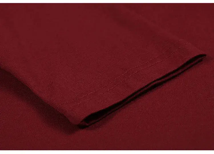 Manche du t-shirt bordeaux riche en coton pour homme, à manches longues, encolure en V, coupe slim, avec un ourlet soigneusement cousu.