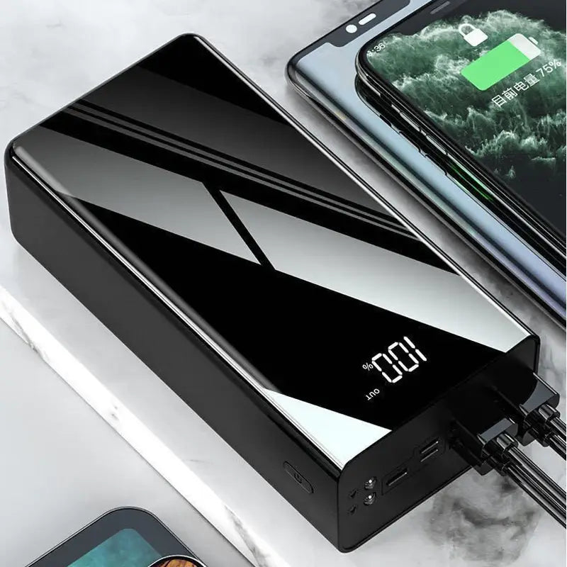 Schwarze rechteckige Powerbank mit glänzender Oberfläche und silbernen geometrischen Akzenten, mit digitaler LED-Anzeige, die 100 Prozent Akkuladung anzeigt, kompatibles Modell für Ladegeräte, tragbare Powerbank mit 60000 mAh Kapazität.