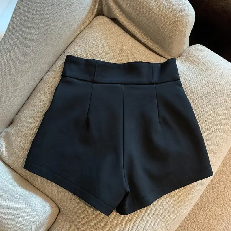 Damen-High-Waist-Shorts von Mooyufon in Schwarz mit taillierter Faltenoptik und glattem Stoff.