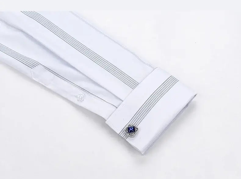 Chemise habillée blanche à fines rayures gris clair et bouton de manchette carrée en pierre bleu marine, conçue avec un modèle à poignets français.