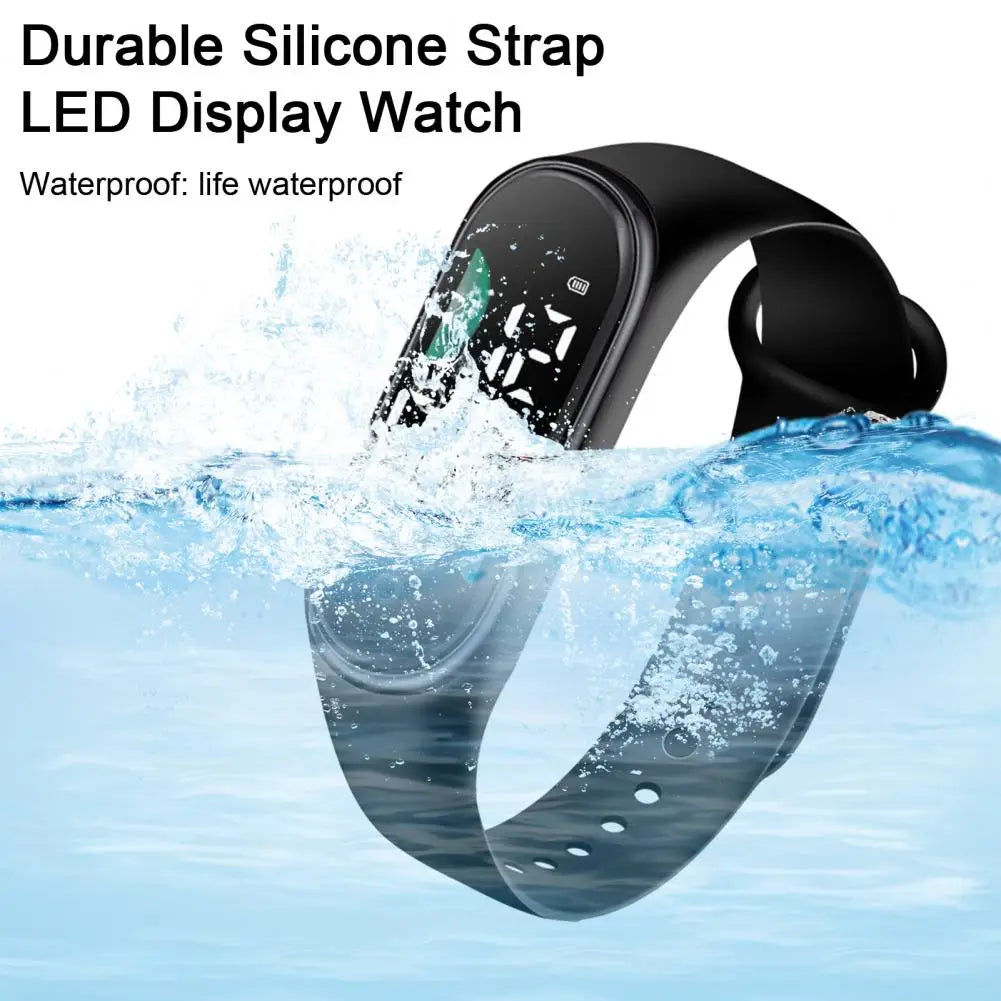 Reloj electrónico con correa de silicona negra, con pantalla de letra grande, diseño deportivo digital impermeable.