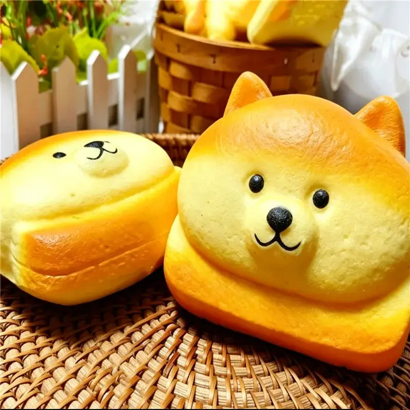 goldgelbes Stoffhund-Form, langsam aufsteigendes, weiches Knetspielzeug mit schwarzen bestickten Augen und Nase.