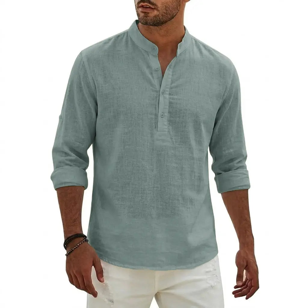 Chemise Henley en lin pour homme bleu clair à manches longues, réalisée en tissu de lin, dotée d’un col mandarin et d’une patte boutonnée, adaptée au port d’été décontracté.