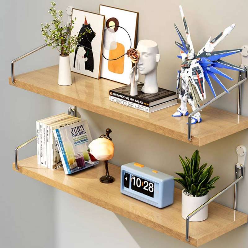 Horloge numérique d’alarme bleu clair avec chiffres noirs et boutons orange, placée sur une étagère murale flottante en bois pour salon, espace applicable