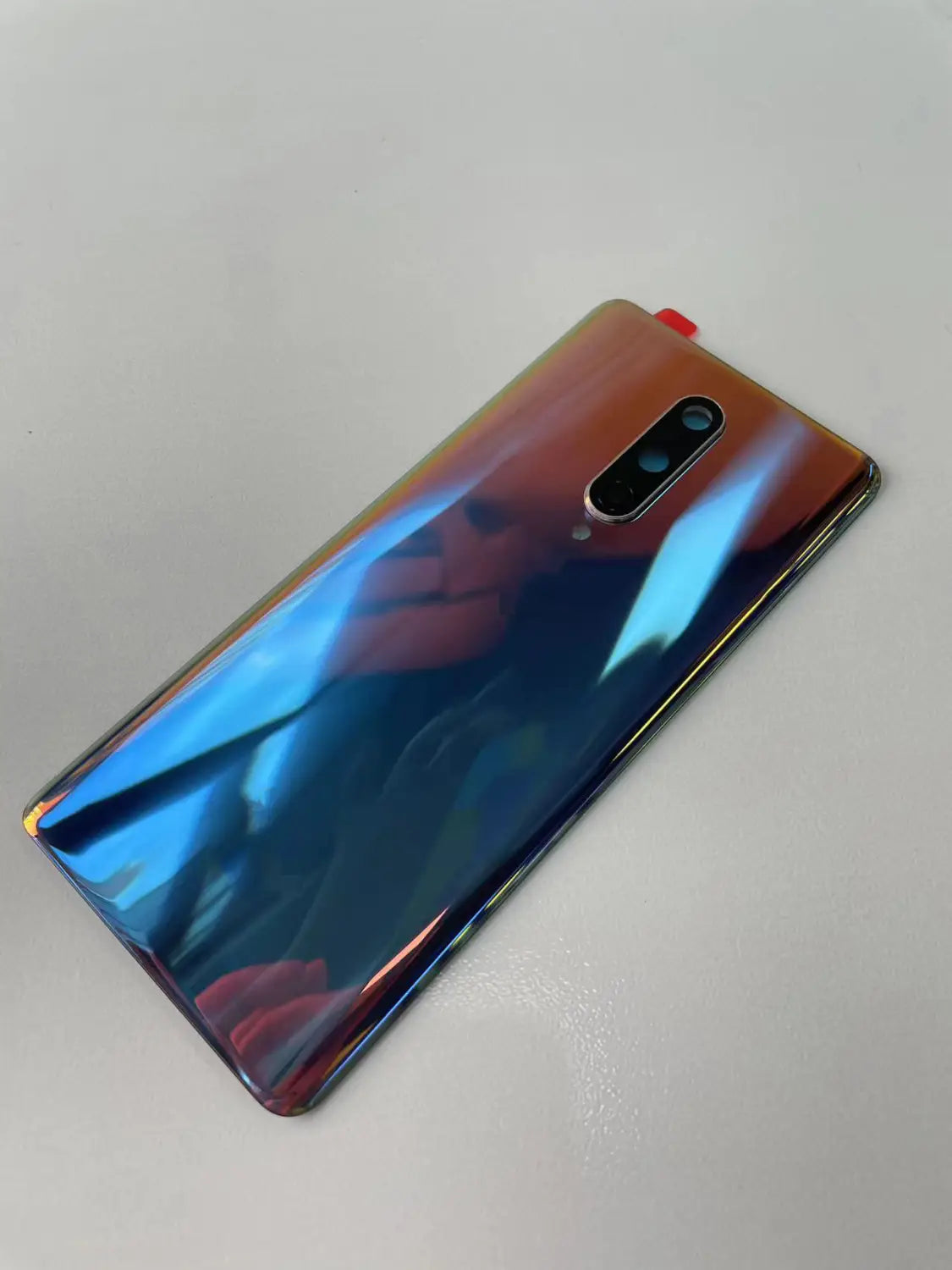 glänzende, schimmernd-blaue und rote Farbverlauf-Akkufachabdeckung aus hochwertigem Gorilla-Glas als Rückseitenverkleidung für Oneplus 8 mit vertikalem Kameramodul