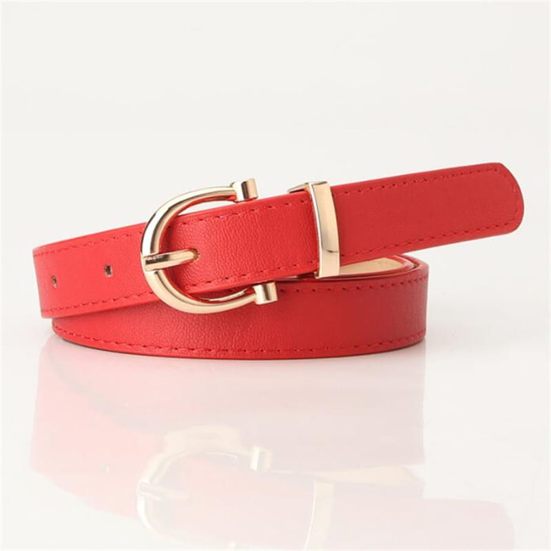 Cinturón de cuero rojo con hebilla de tono dorado, diseñado como cinturón de piel sintética (PU) para mujer con hebilla dorada.