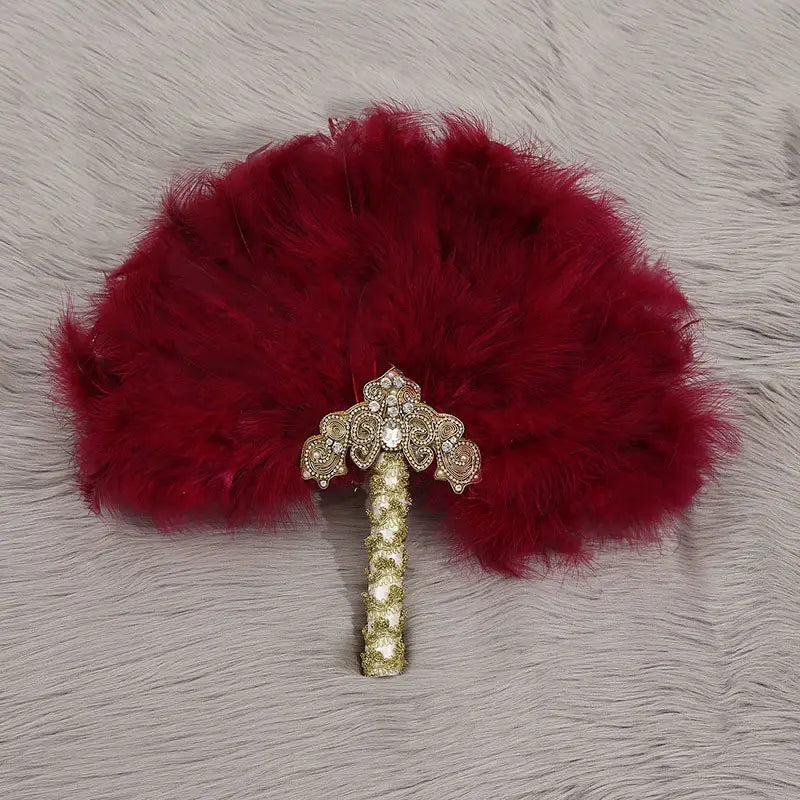 Ein luxuriöser roter Feder-Fächer für die Hochzeit mit einem kunstvoll verzierten, gold- und kristallbesetzten Griff, entworfen als Requisit für den Brauttanz.