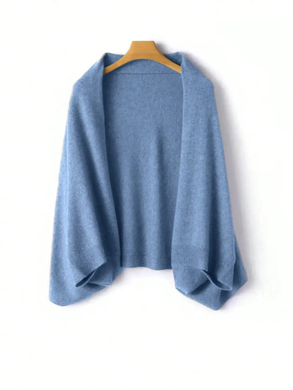Ein weicher, hellblauer Strickschal, Cardigan oder Wickel aus Wolle mit entspannter offener Vorderseite und sanft ausgestellten Ärmeln.