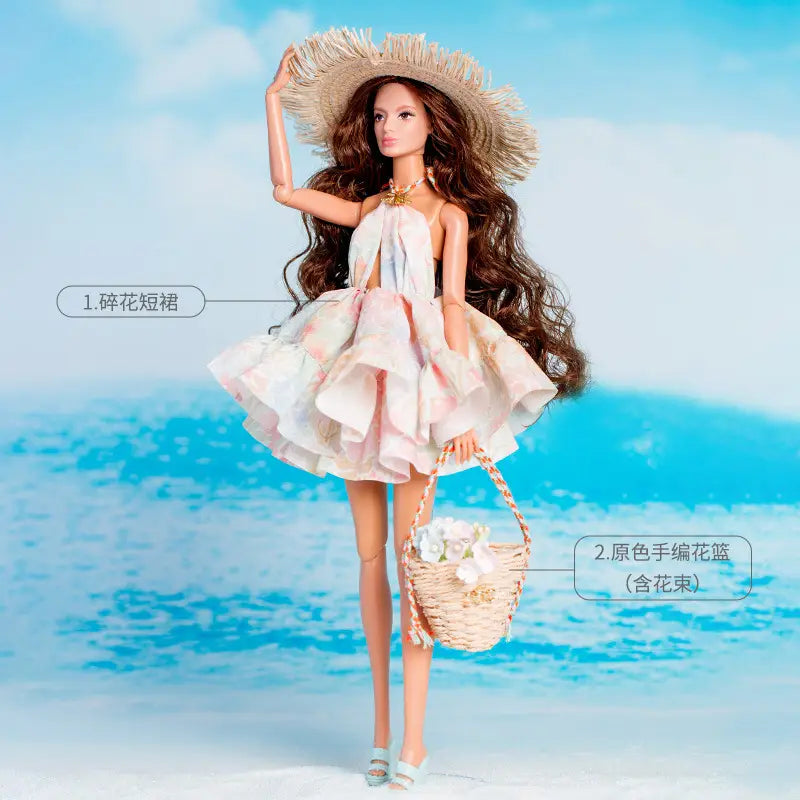 1／6スケールドール用ドレス小物アクセサリーとギフトセット。ライトピンクとホワイトのフローラル柄の短いフリルワンピースを着用し、麦わら帽子を合わせ、花付きの織りかごを持つドール。