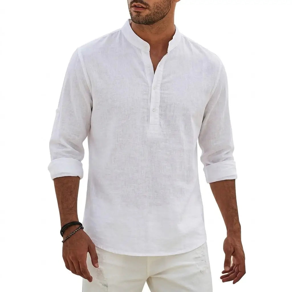 Chemise Henley blanche en lin boutonnée, manches retroussées et col mandarin, adaptée au port d’été décontracté