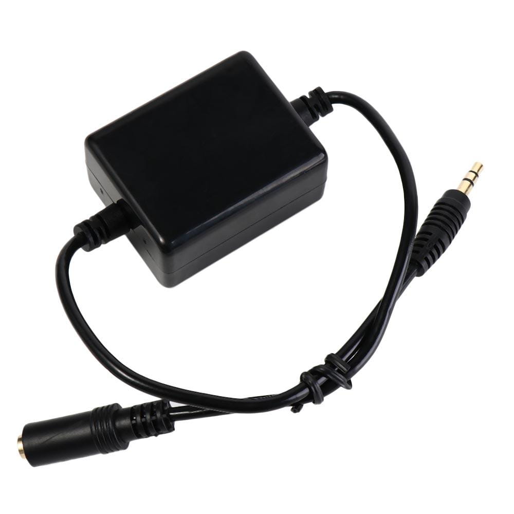 Schwarzer rechteckiger Erdschleifen-Störunterdrücker, 3,5-mm-Audiofilter, mit männlichem Stecker und weiblicher Buchse, verbunden durch schwarze Kabel.