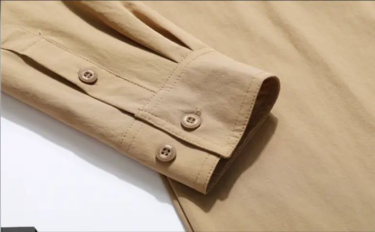 Beiges Baumwollhemd-Bündchen mit drei passenden beigen Knöpfen an einem Herren-Workwear-Hemd ohne Falten im japanischen Casual-Top-Stil.