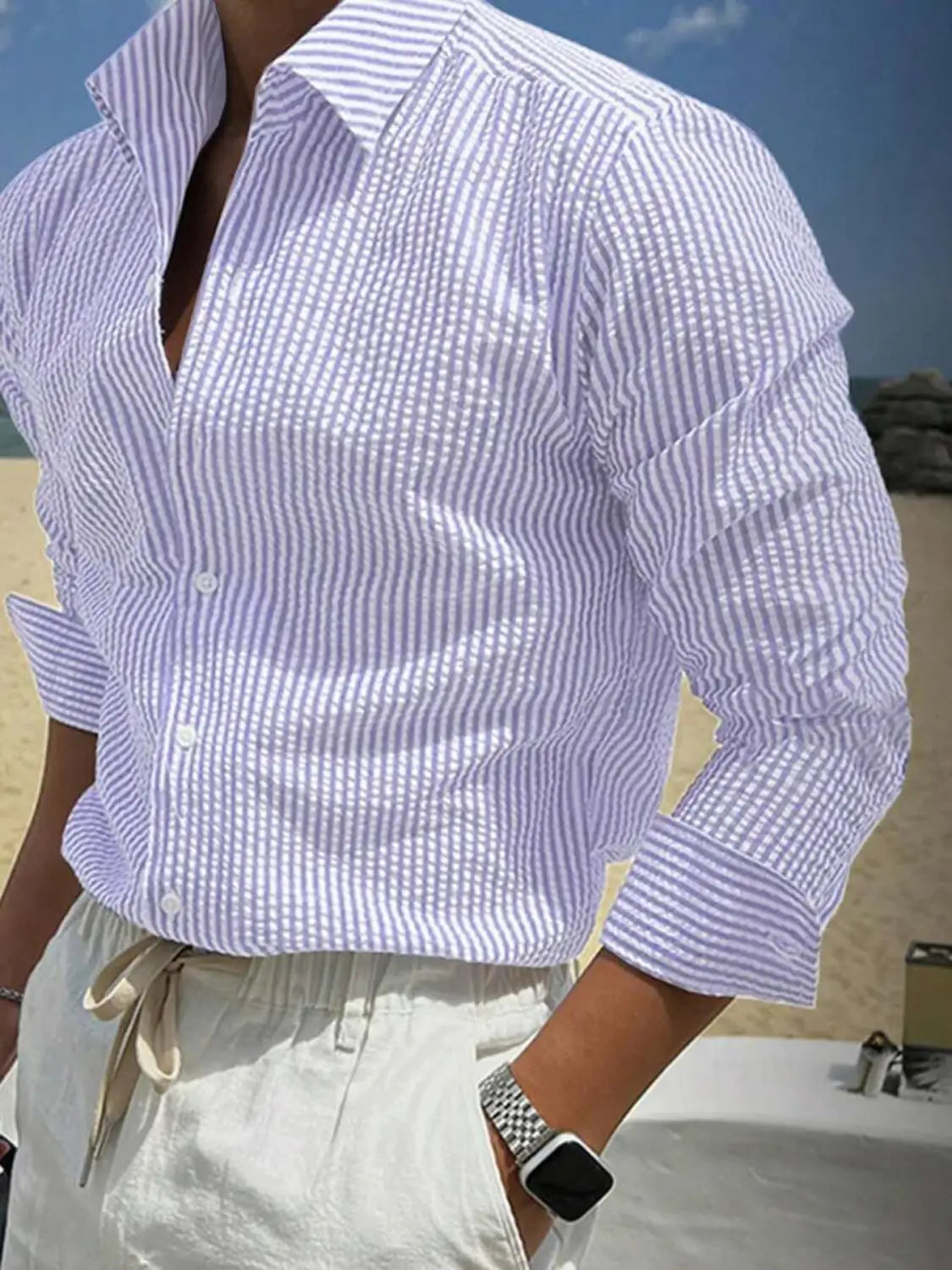 Chemise décontractée boutonnée manches longues à rayures bleues pour homme, avec un tissu texturé à rayures lavande et blanc, net.