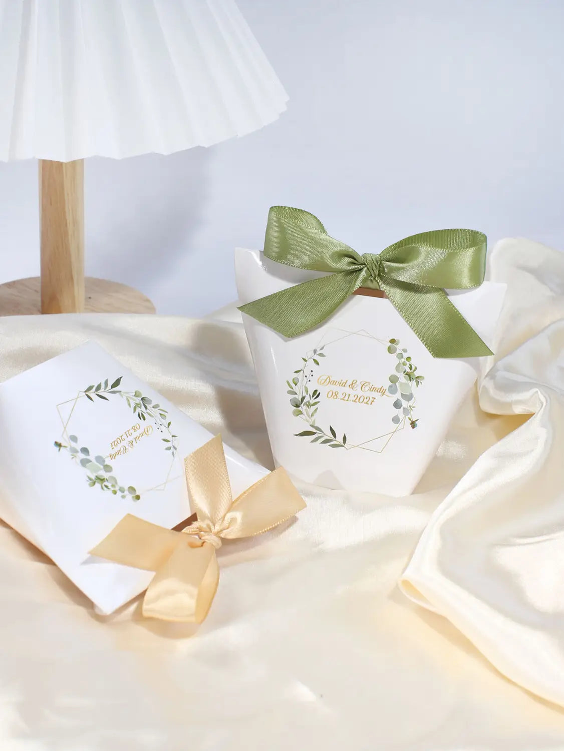 Boîtes à faveur de mariage florales en papier blanc, 50 pièces, présentant un nœud en satin vert sauge et un élégant motif de couronne botanique