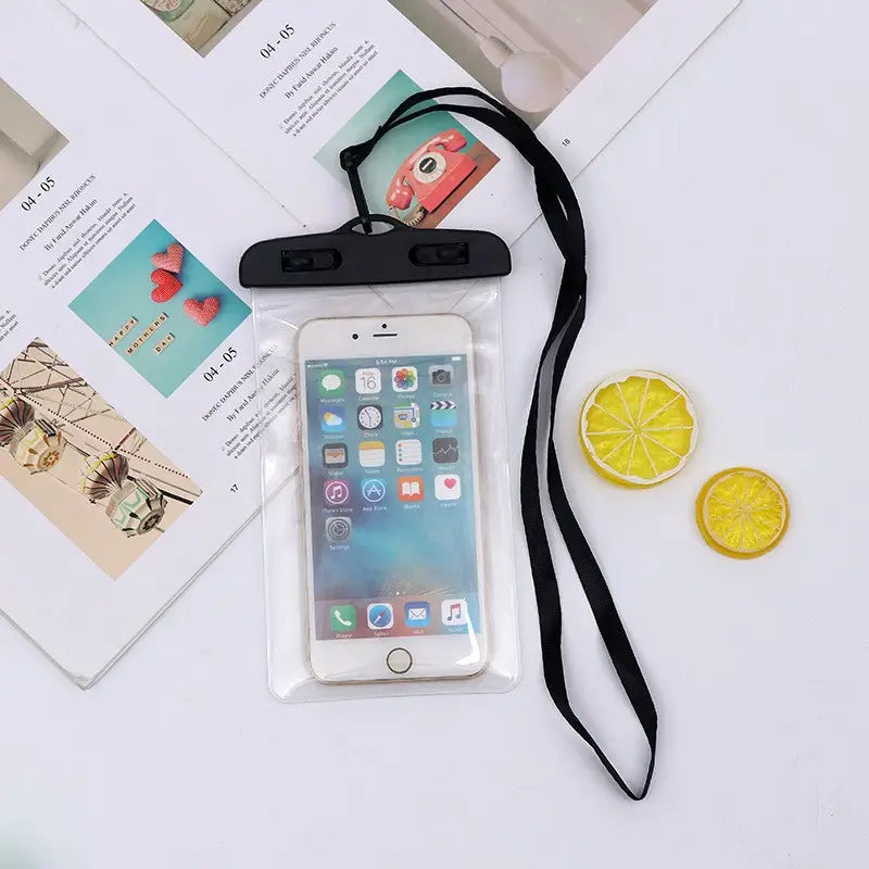Klare wasserdichte Handyhülle, universelle Unterwasserhülle mit schwarzer Oberseite und Gurt, entwickelt zum Schutz eines Smartphones und zugleich für volle Bildschirmsicht.