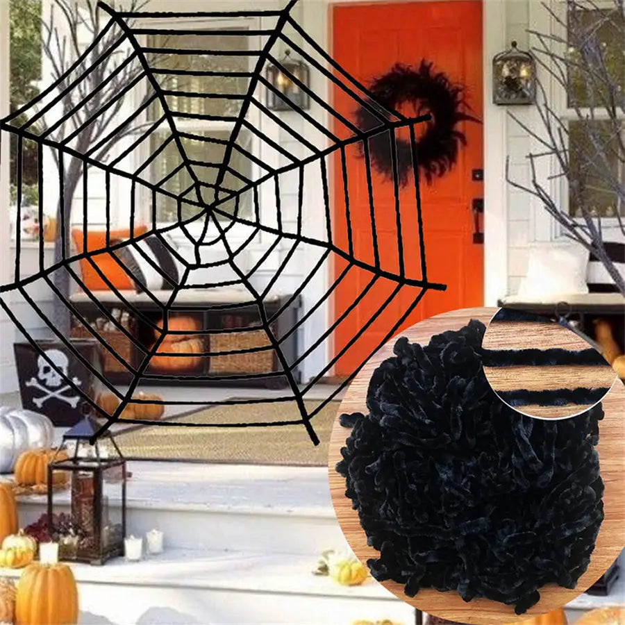 décoration de toile d’araignée noire avec une matière texturée et veloutée et un design radial élaboré pour des décorations d’Halloween mettant en vedette une fausse araignée.