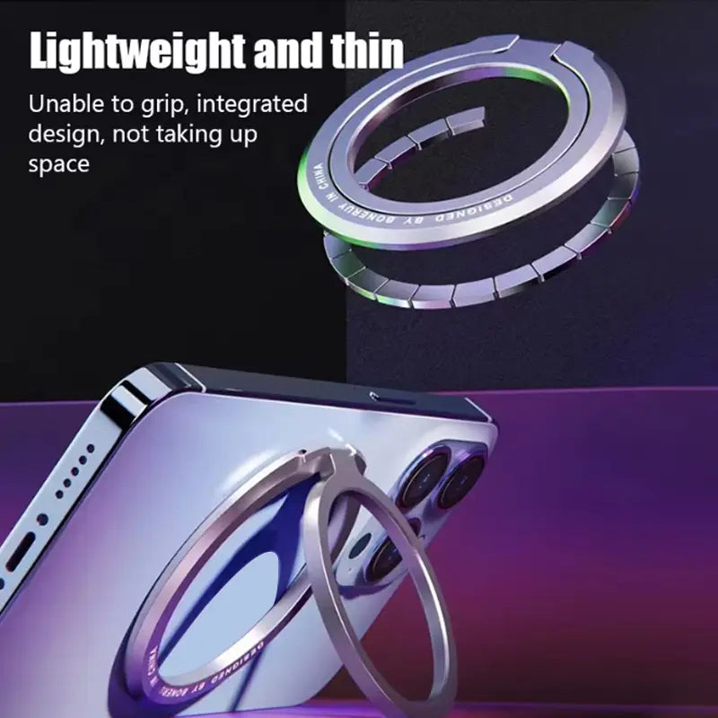 Anillo soporte metálico magnético plateado para teléfono MagSafe con diseño elegante y ligero, y mecanismo de agarre integrado, mostrado desde el lado posterior.