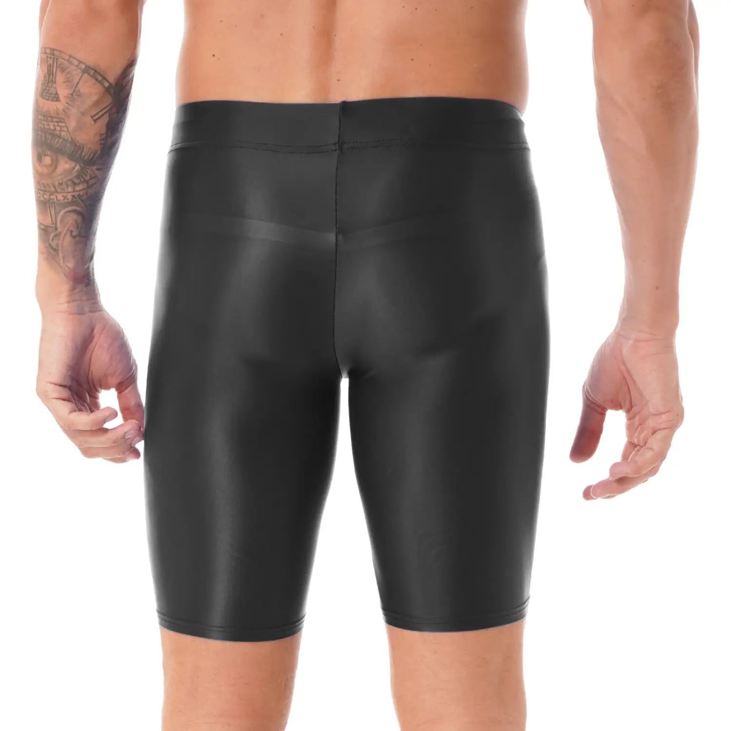 Shorts de baño negros con acabado brillante, con ajuste ceñido y cintura alta, que complementan la camiseta de compresión para hombre de manga larga y acabado brillante para uso atlético.
