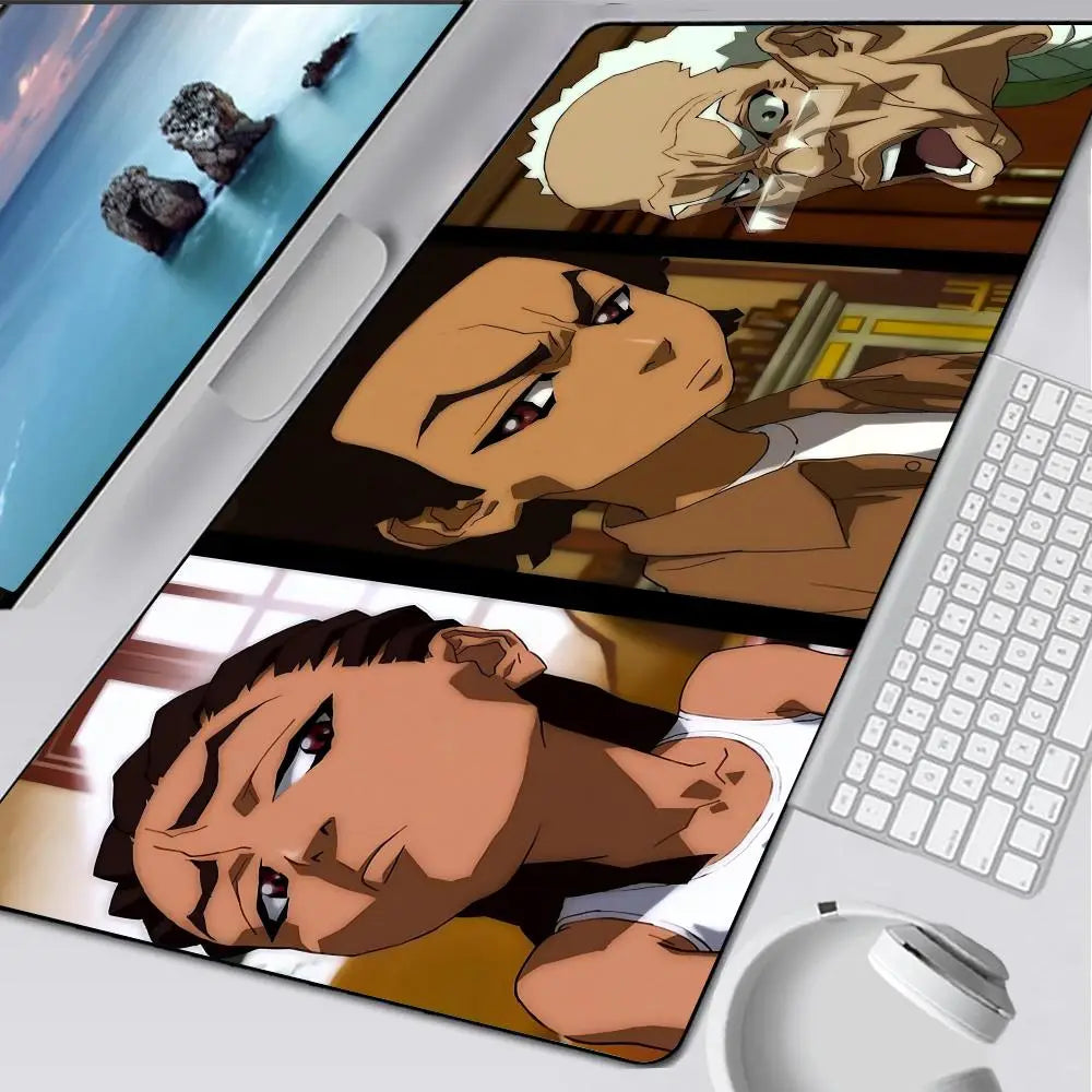 Die „The Boondocks“-Mausunterlage ist eine rechteckige Gaming-Gummimatte im Anime-Stil mit drei klar getrennten Porträts der Figuren, mit kräftigen schwarzen Konturen und lebendigen Hauttonen, auf einer glatten Oberfläche gedruckt.