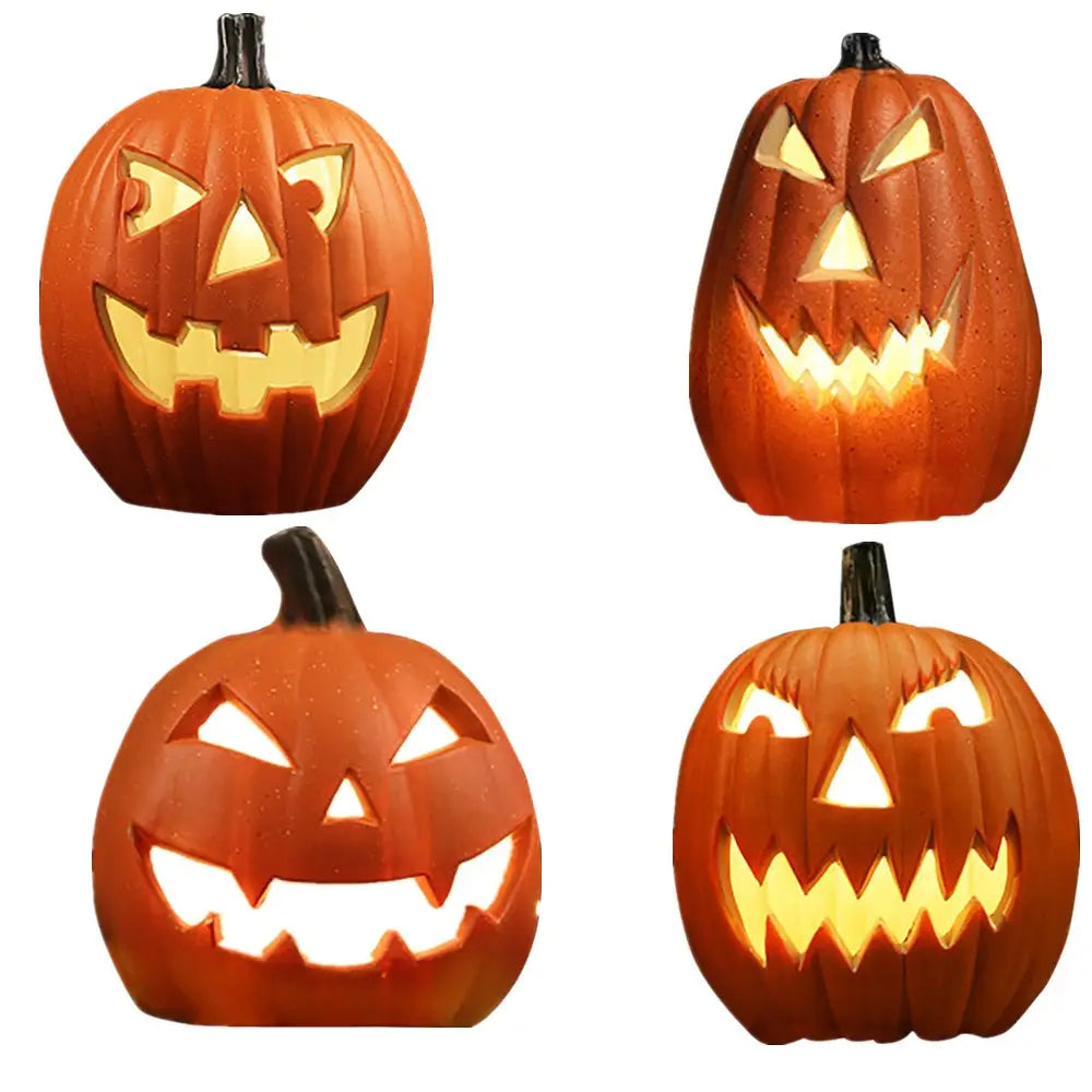 Quatre citrouilles Jack-o’-lanternes en plastique orange illuminées, avec des parties intérieures lumineuses, pour la décoration d’Halloween intérieure extérieure et la décoration du foyer.