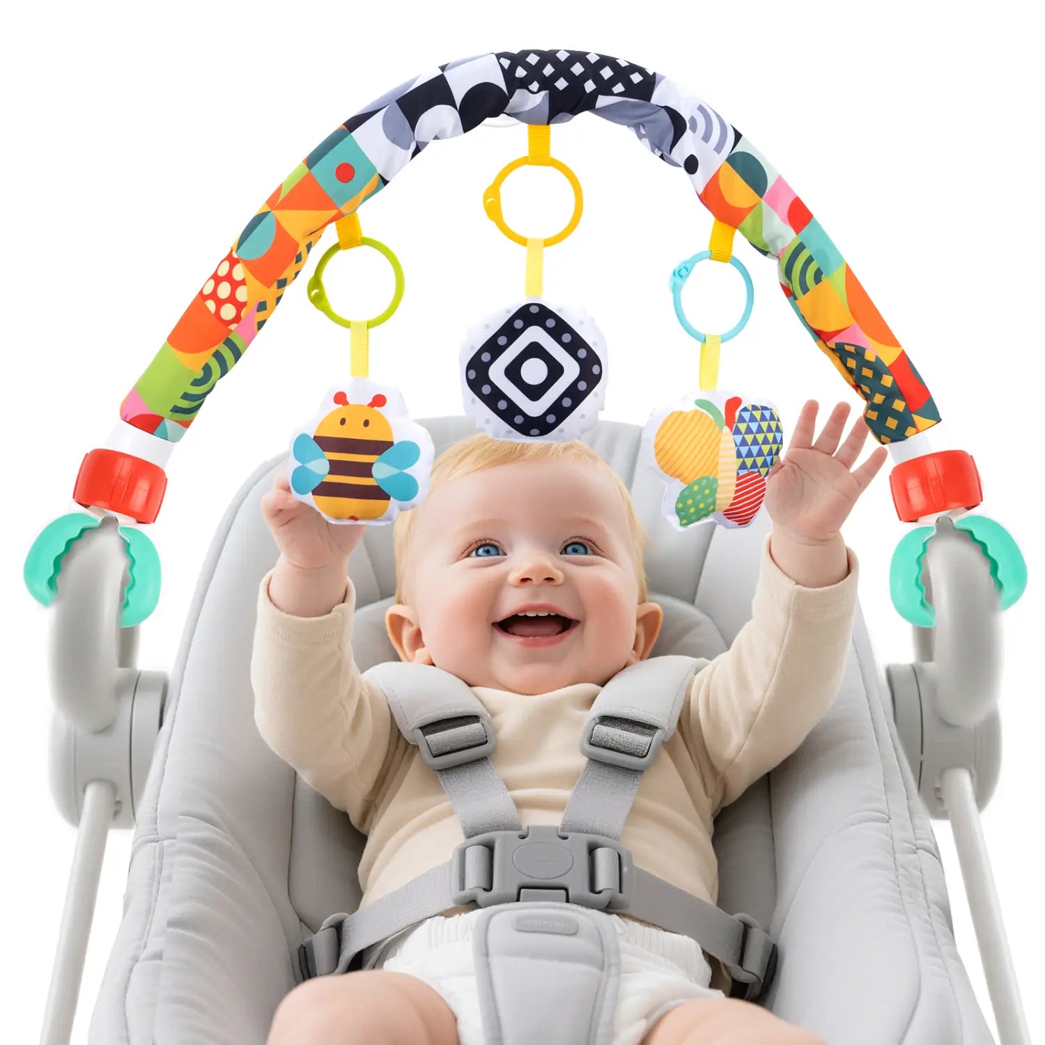 bunter gemusterter Baby-Aktivitätsbogen mit hängenden Spielzeugen, ausgelegt als Fahrwagenbogen-Spielzeug für sensorische Aktivitäten für Babys.