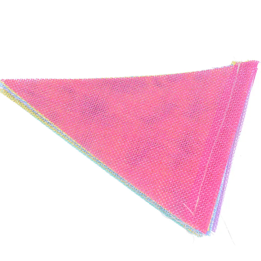 Un drapeau triangulaire en toile de jute rose vif, avec tissu tissé texturé et coutures visibles, faisant partie d’une décoration de guirlande de fête en feutrine pastel.