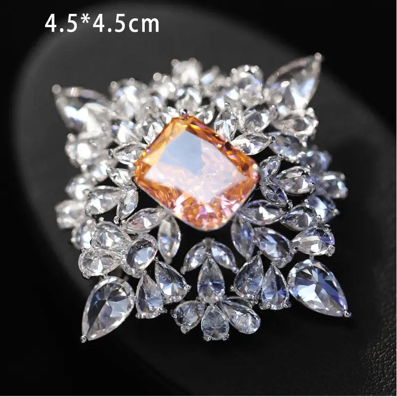 Pin de lujo de diseñador en forma de broche de mariposa de zirconio, con una gema central cuadrada color naranja rodeada de cristales transparentes con forma de lágrima.