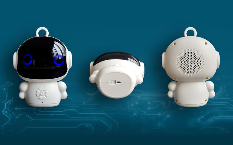 背面に、青く発光する目と円形グリルを備えた白色のロボット形状Bluetoothスピーカーで、チャットモードおよびSmart Life連携のためにSmart Lifeアプリに対応します。