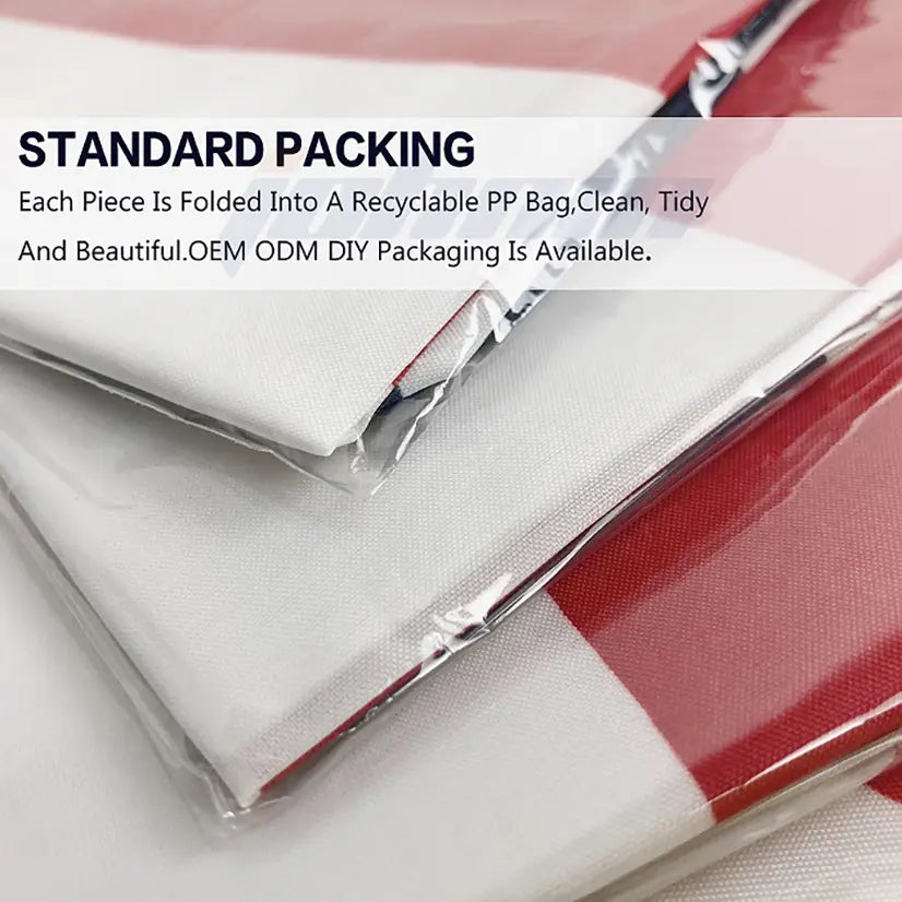 weiße und rote individuelle Polyester-Tapetenwandbehang-Kunst aus gefaltetem Stoff im Schriftzug-Charakterstil, verpackt in einer transparenten, recycelbaren PP-Tüte