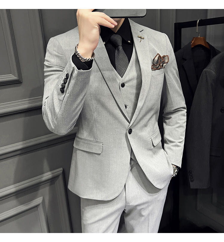 Ensemble de costume slim fit pour homme en laine texturée gris clair, avec fermeture par bouton noir, comprenant une pochette de costume à motif et 9 pantalons courts à la cheville.