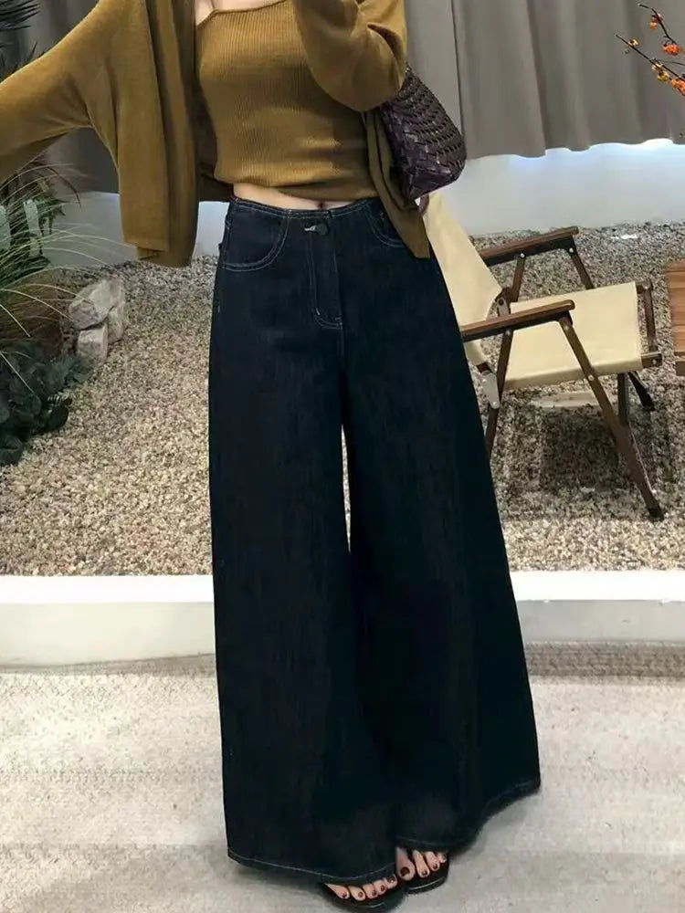 Pantalones vaqueros de tiro alto y pierna ancha en índigo oscuro para mujer, confeccionados en denim, con un diseño clásico de cinco bolsillos.