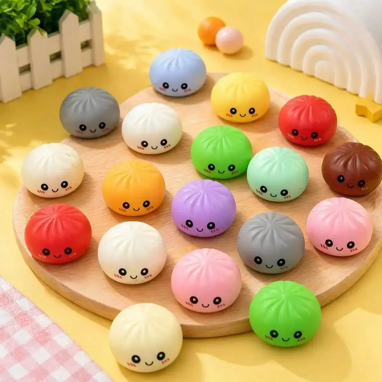 Eine Sammlung bunter Pastell- und lebhafter Knödel-Squishies als Stressbälle in verschiedenen Formen, aus dem Adventskalender „Dumpling Squishies“, 24-teilige Set.