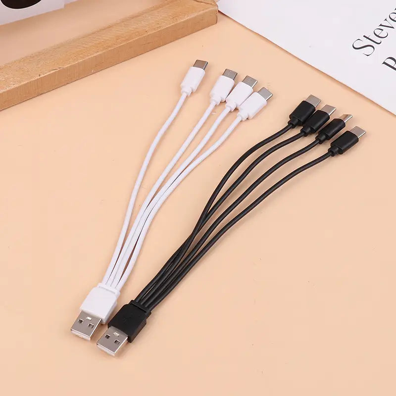 白色および黒色の2本入りusb-aからマルチポートusb-cへの充電ケーブルセット。コンパクトな編み込みデザインで急速充電に対応します。