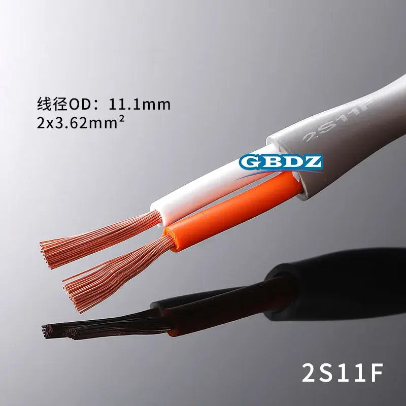 型番2s11fでマーキングされた酸素不使用銅オーディオワイヤーを備え、gbdzロゴと露出銅線が確認できる、白色およびオレンジ色の4コアスピーカーケーブルです。