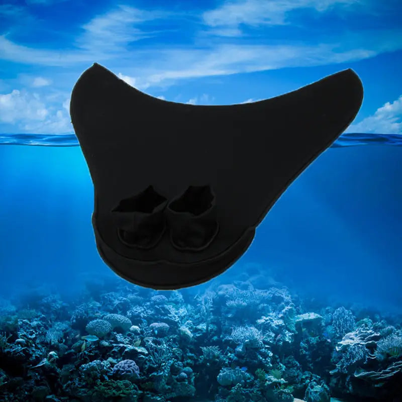 Schwarze Silikon-Schnorchelmaske im Stachelrochen-Design mit zwei Augenöffnungen und flachem, stromlinienförmigem Design, ausgelegt für die Erwachsenen-Meerjungfrauen-Schwimmflossen Trainingsflipper.