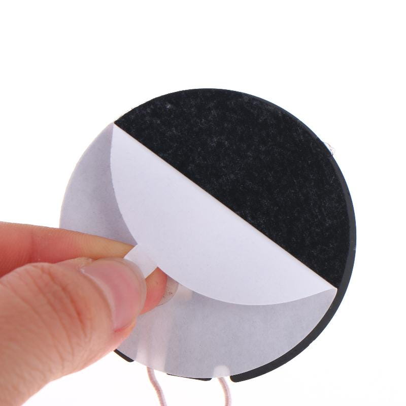 Patin adhésif circulaire en feutre noir avec support en papier blanc, pelé au dos d’une carte PCBA de charge rapide sans fil 15 W de type C.