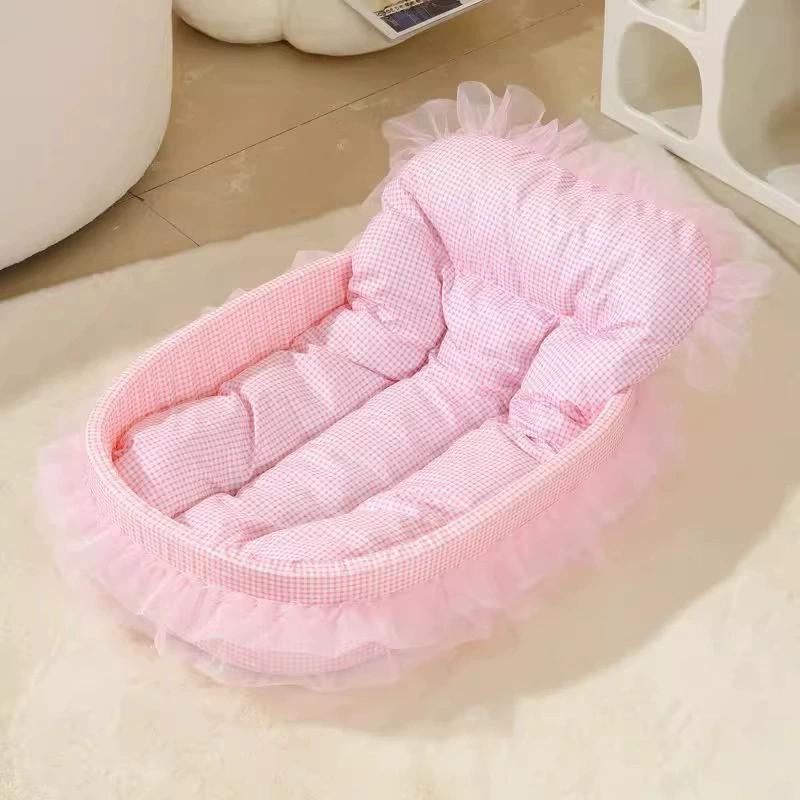 Cama para mascotas de tela a cuadros rosa para perros pequeños, con ribete de tul fruncido en un diseño de cojín estilo cuadros tipo princesa.