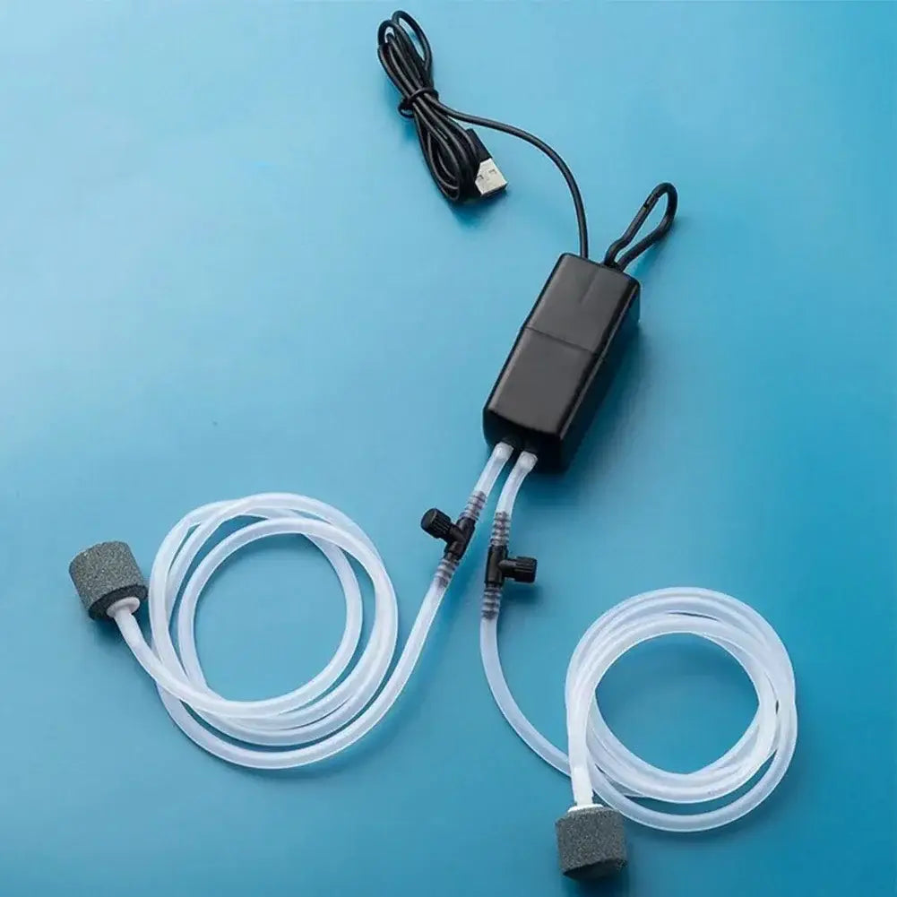 透明なチューブとグレーのスポンジエアレーターを備えた、USB電源式のブラック水槽用エアポンプで、水槽用エアポンプキットにおいて静かな酸素供給を目的としています。