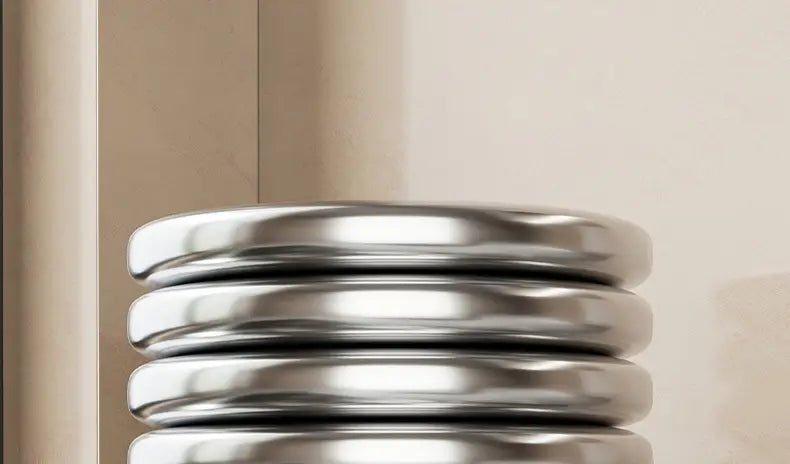 Aros metálicos plateados pulidos y apilados, con un diseño moderno y elegante, para un organizador para fregadero de cocina.