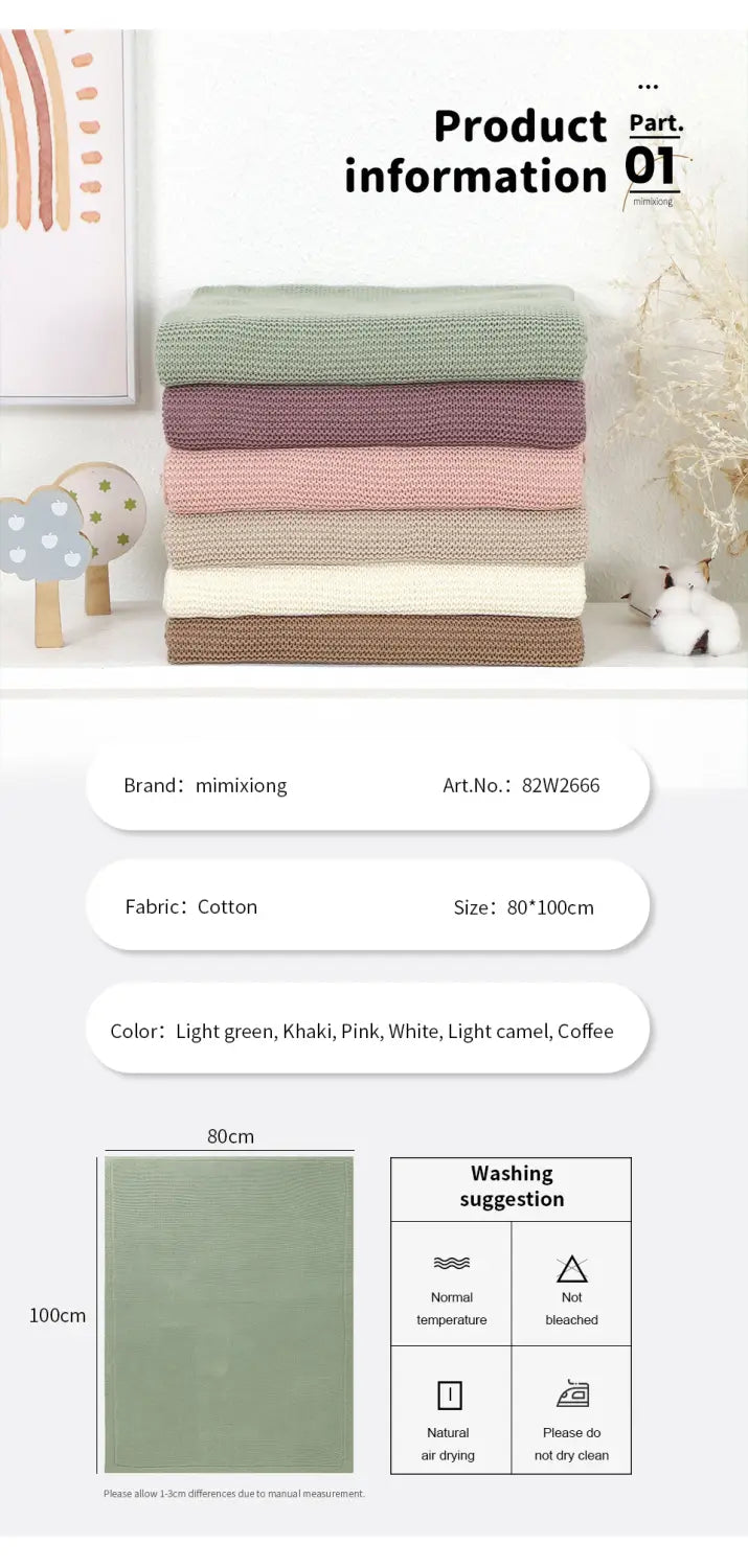Stapel weicher, ordentlich gefalteter blassrosa gestrickter Baby-Baumwolldecken neben anderen Baumwolldecken in gedämpften Farbtönen, darunter hellgrün, khaki, weiß und kaffee-braun.