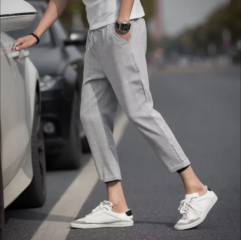 Pantalon de costume d’affaires pour homme en soie glacée en tissu à carreaux gris clair, coupe décontractée, avec revers retroussés, pour un usage décontracté.