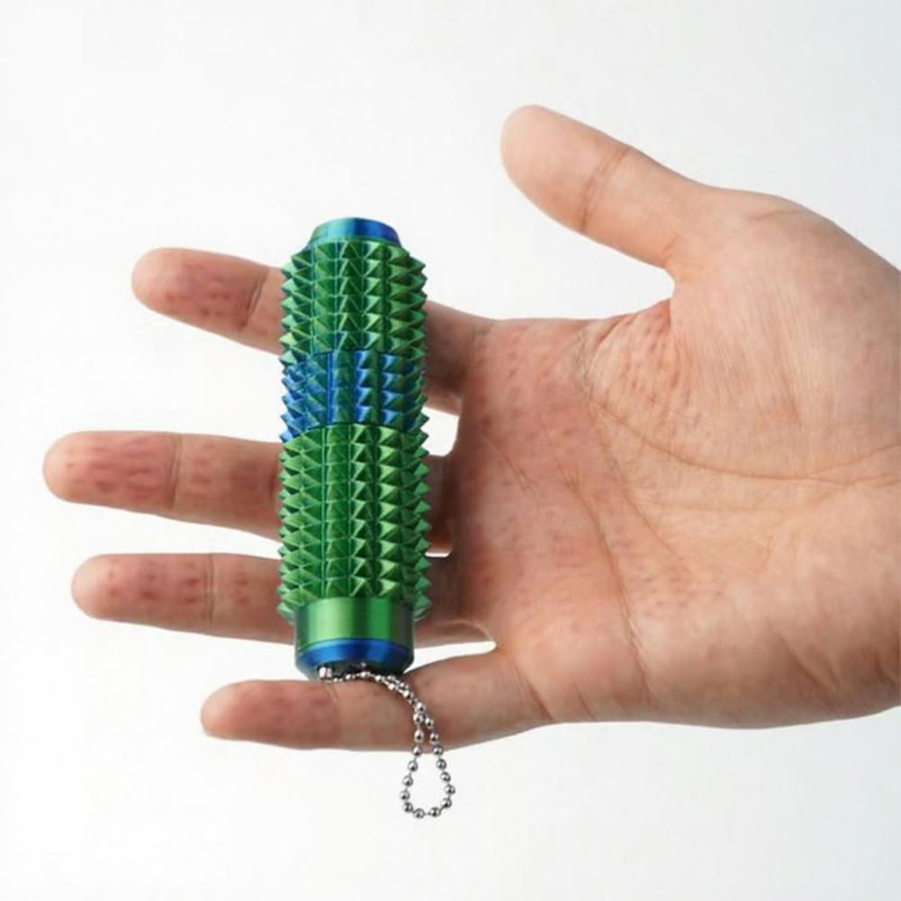 Rodillo giratorio para fidget con pinchos verde y azul con accesorio de cadena plateada, diseñado como juguete antiestrés tipo fidget 5 en 1.