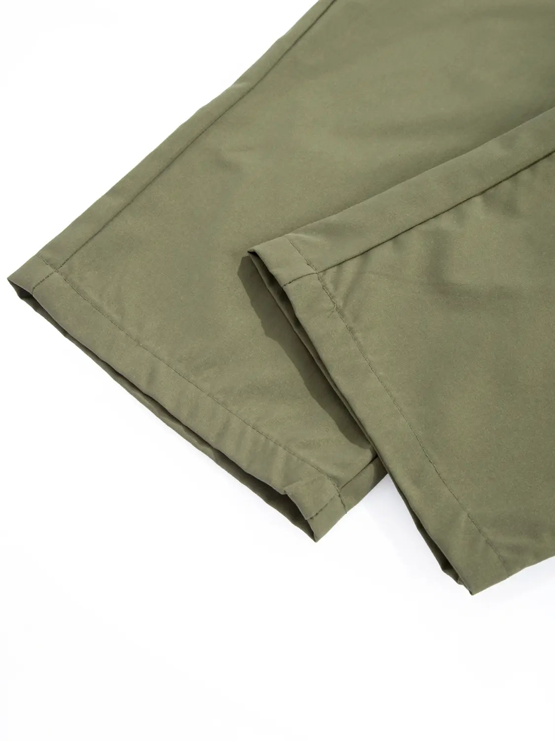 Herren-Cargo-Hose, leger, mit mehreren Taschen, in Olivgrün, mit verstärkten Nähten und einer strapazierfähigen Oberfläche.