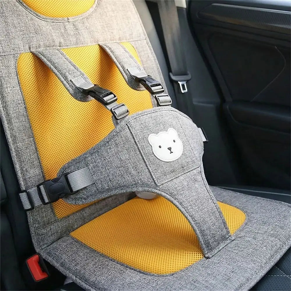 Tragbares Baby-Autokindersitzerhöhungskissen mit einem grauen und gelben Mesh-Sicherheitsgurt sowie einem weißen Bärengesicht-Patch.